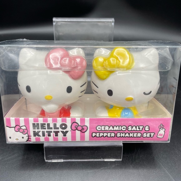 Holiday SALE 🎁 24HR DROP ⬇️ Hello Kitty Salt & Pepper Shakers - Picture 3 of 5
